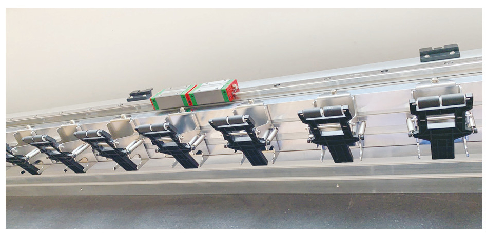 Printer linear guide rail (compatible with 1.6-meter printing width): Multiple media clamps, servo slider, providing support for the high-precision (360*720dpi) movement of Epson XP600 printhead